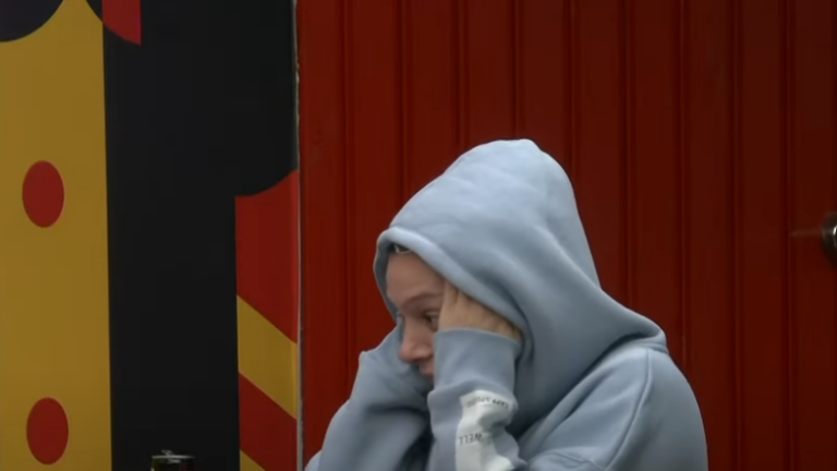 VIDEO/ Lela e shqetësuar, tregon se Burimi ka tentuar ta puthë në buzë