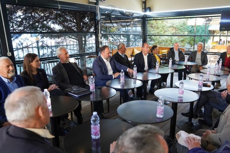 Ministri Mazniku me pensionistët, bisedon për “Planin e Pensioneve”