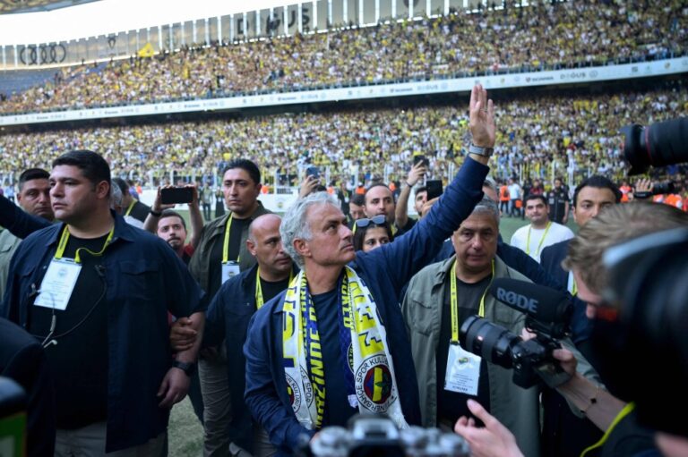 Derbi i humbur, Jose Mourinho rrezikon shkarkimin nga Fenerbahçe