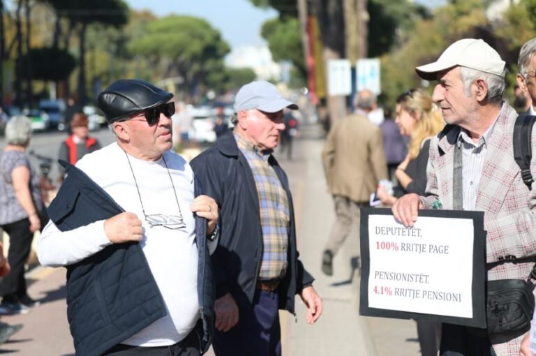 Pensionistët në protestë para Kryeministrisë, kërkojnë rritjen e pagesave