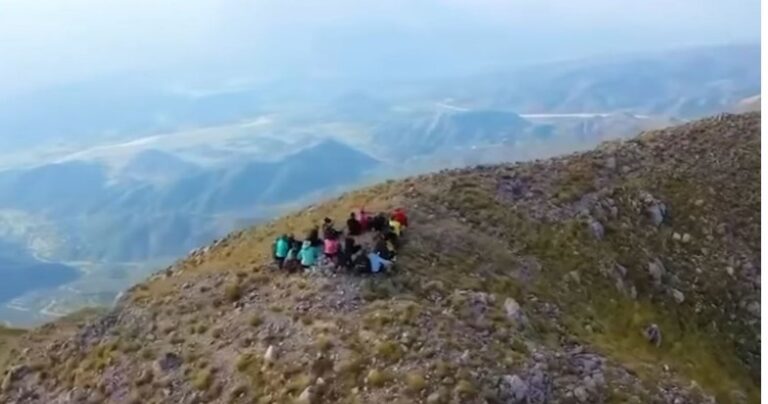 Aventura e guximshme e turistëve në Majën e Çipinit në Bolenë të Vlorës (VIDEO)