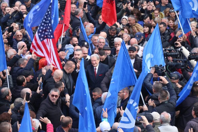 Sali Berisha rikthehet në selinë blu pas gati 11 muajsh, e presin me brohërima