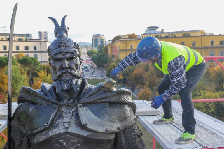 Veliaj: Monumenti i Skënderbeut është gati për festën e shqiptarëve, mos mungoni!