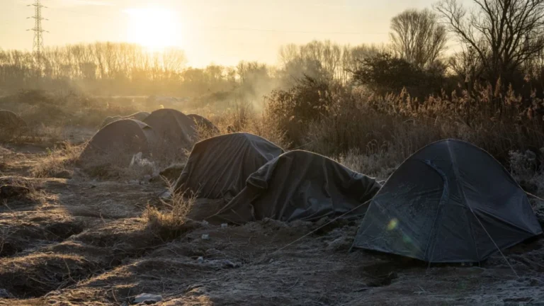 Të shtëna me armë rreth kampit francez të emigrantëve, të paktën pesë viktima! Vetëdorëzohet autori i dyshuar