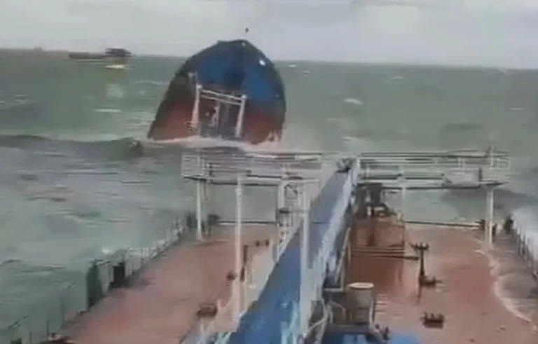 Fundosen në Detin e Zi dy cisterna ruse me naftë