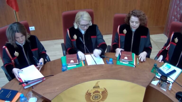 Listat e mbyllura, Kushtetuesja rrëzon kërkesën për pezullim