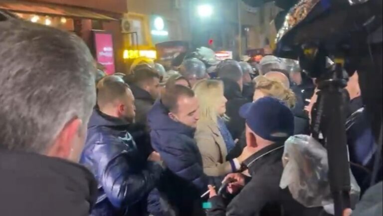 VIDEO-Përplasje në çdo aks/ Policia po tenton të shpërndajë protestuesit, mes tyre edhe deputetë