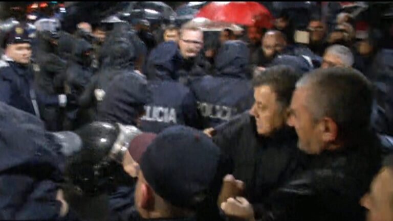 VIDEO/ Mosbindja civile, Noka nuk përmbahet dhe godet efektivin e policisë
