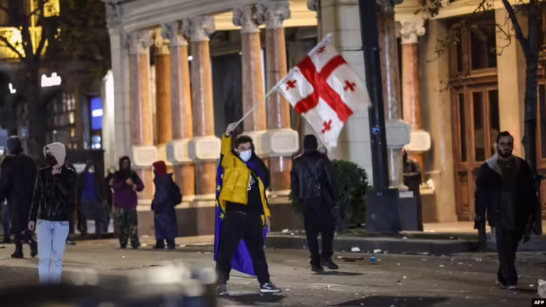 SHBA dhe BE dënojnë “përdorimin e tepruar të forcës” ndaj protestuesve në Gjeorgji