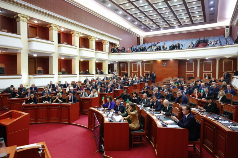 Deputetët shpenzuan 400 mijë euro për udhëtime, Kuvendi kërkon para shtesë