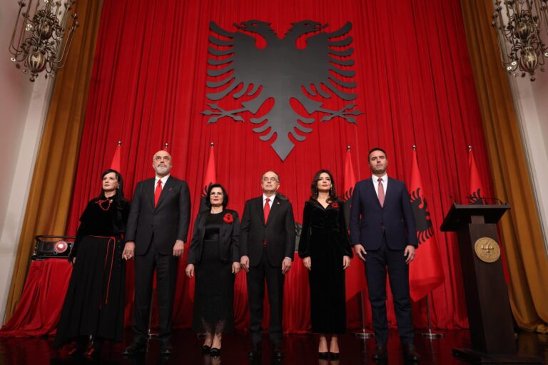 Rama ndan fotoalbumin e javës, në fokus Dita e Pavarësisë dhe e Çlirimit