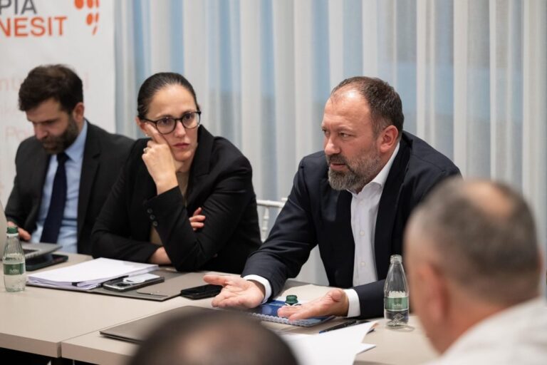 Bashkëpronësia, Mazniku takim me ndërtuesit: Garanton trajtimin e pronës sipas standardeve evropiane