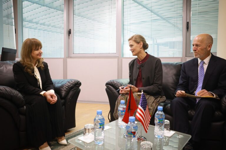 Nancy VanHorn takohet me kryetaren në detyrë të Apelit të GJKKO: Guxim i pamasë dhe sakrificë personale