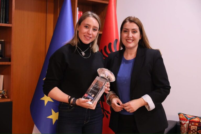 Manastirliu takon skiatoren Lara Colturi: Ngriti flamurin kuqezi në majat më të larta të botës