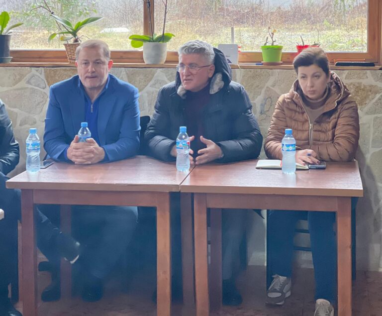 FOTO/ Agron Gjekmarkaj në Kashnjet: Banorëve u rrezikohet jeta nga mungesa e shërbimeve