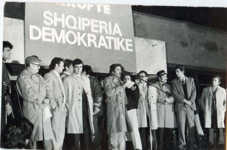 Një moment historik në foto, mitingu i 22 dhjetorit 1990, kur PD-ja ligjërohej si parti politike