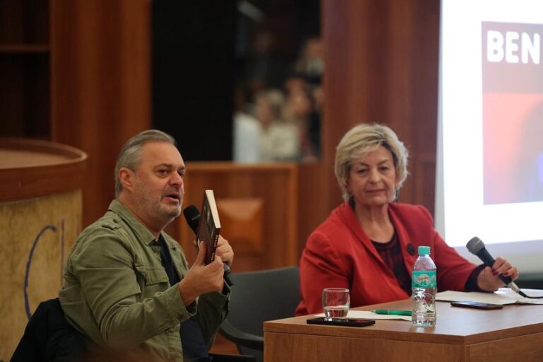 Ben Blushi çon “Parajsa Artificiale” në Berat, qytetin e njëmbinjë dritareve