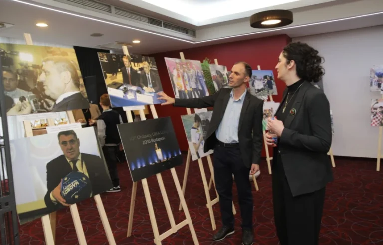 Në Prishtinë u hap Ekspozita “Lobimi përmes aparatit fotografik” nga Blerim Uka