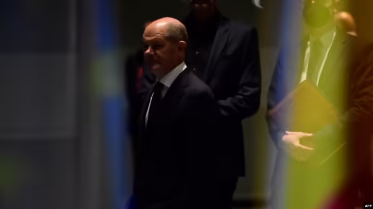 Scholz në vizitë të papritur në Kiev, ndan ndihmë të re ushtarake për Ukrainën
