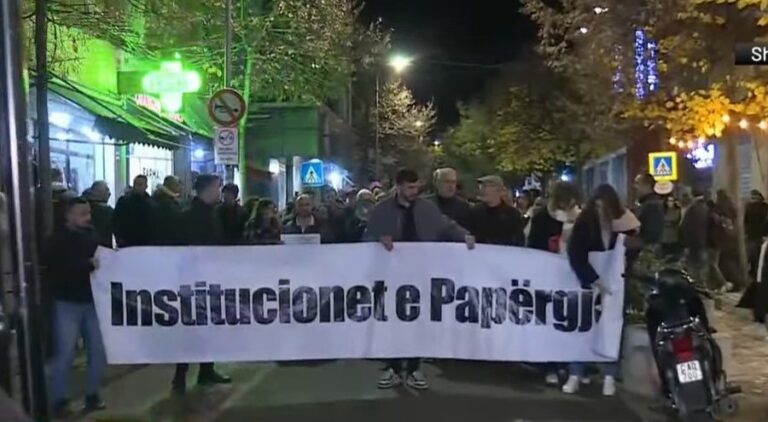 Protestë tjetër për Martinin: Institucionet e papërgjegjshme vr@sin