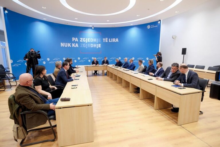 Berisha mesazh Ramës për gjobat, porosi grupit për takime me qytetarët