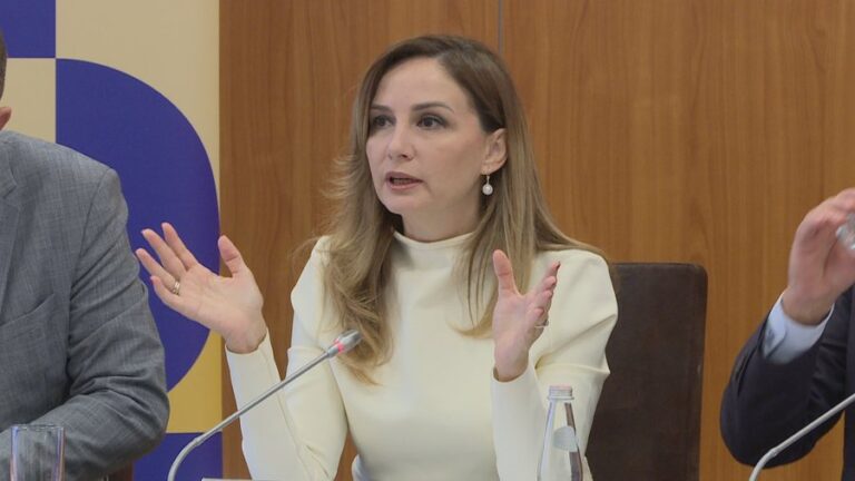 Konsultimi publik në qeverisjen qendrore/ Balla flet për shtim transparence, Tabaku e quan proces fals