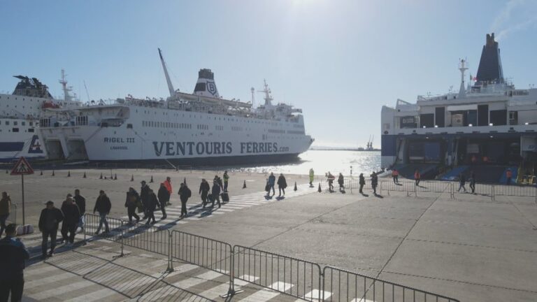 Festat e fundvitit, dyfishim të lundrimeve me Italinë në Portin e Durrësit