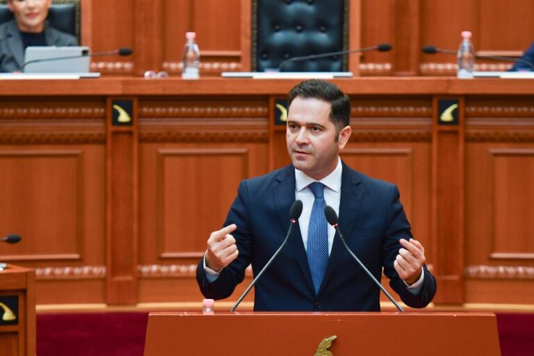 Ministri Malaj sqaron pse nuk i’u kthyen paratë profesionistëve të lirë pas vendimit të Gjykatës Kushtetuese