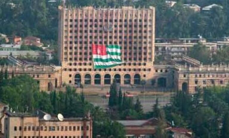 Tronditet Parlamenti, vrit@t një deputet dhe plagoset një tjetër