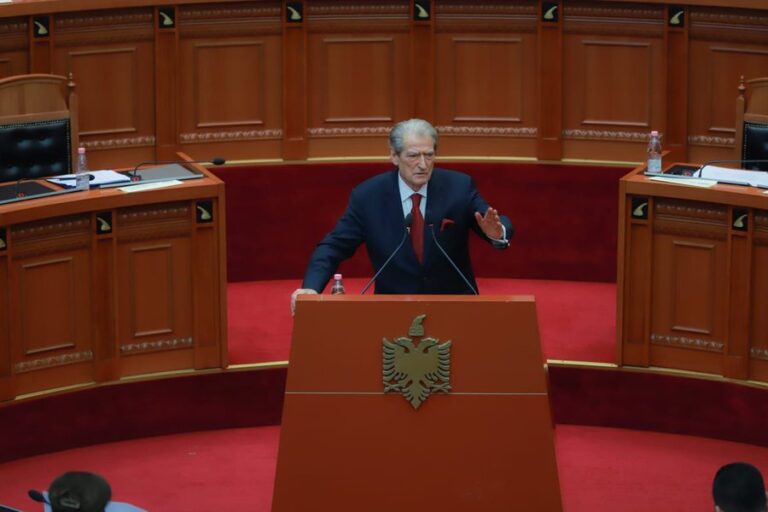 Berisha thirrje në Kuvend: Votoni sonte rezolutën e dënimit të gjenocidit serb në Kosovë