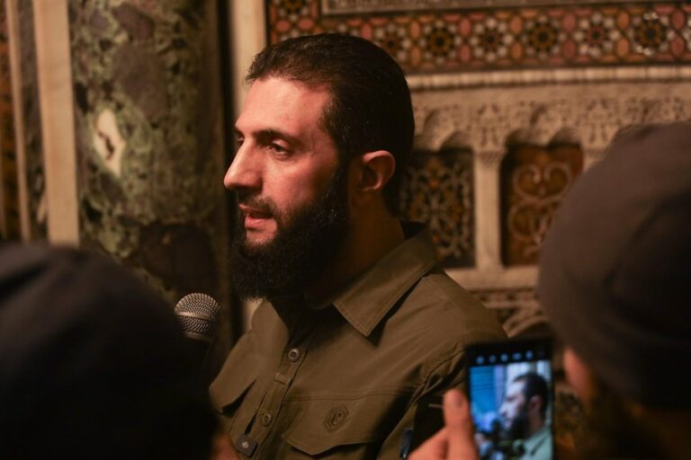 Ofruan 10 milionë dollarë për ”kokën” e tij, amerikanët takohen me liderin rebel të Sirisë