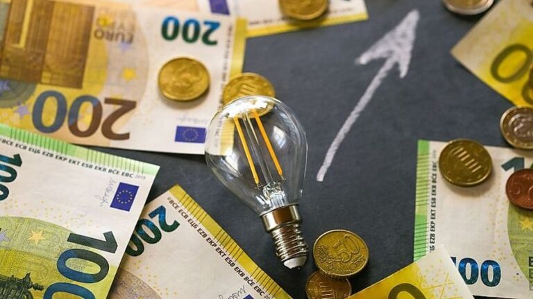 Çmimi për prodhuesit e energjisë – Caktohet vlera për vitin 2025, qeveria do ua blejë me 10 lekë/kWh
