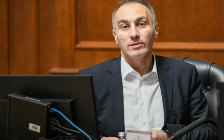 Kërkohet ish-zv/kryeministri shqiptar për t’u arrestuar. Policia kontrollon shtëpinë, por nuk e gjen