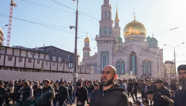 Këshilli i Klerikëve Islamikë vendos: Një burrë mysliman të marrë deri në 4 gra njëkohësisht, por duhet t’i trajtojë në mënyrë të barabartë!