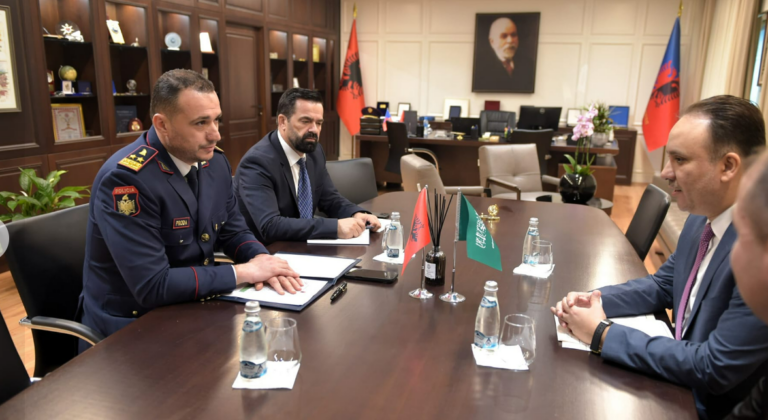 Drejtori i Përgjithshëm i Policisë së Shtetit Drejtues Madhor Ilir Proda priti në një takim Ambasadorin e Mbretërisë së Arabisë Saudite