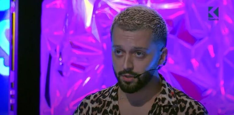 E papritur, Gjesti del nga shtëpia dhe vjen në studio. Ja me kë përballet