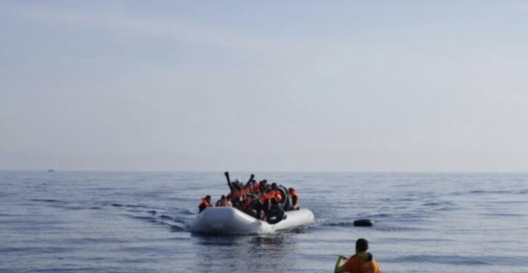 Pesë persona të vdekur pas fundosjes së anijes me migrantë në brigjet greke