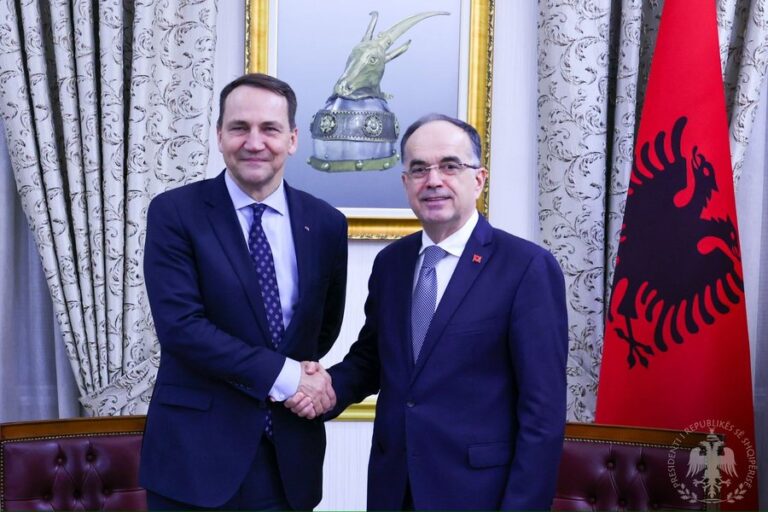 Ministri i Jashtëm i Polonisë viziton Shqipërinë, pritet në takim nga Presidenti Begaj