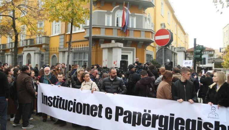 Protesta e katërt për Martinin, avokati: Pikëpyetje për një person