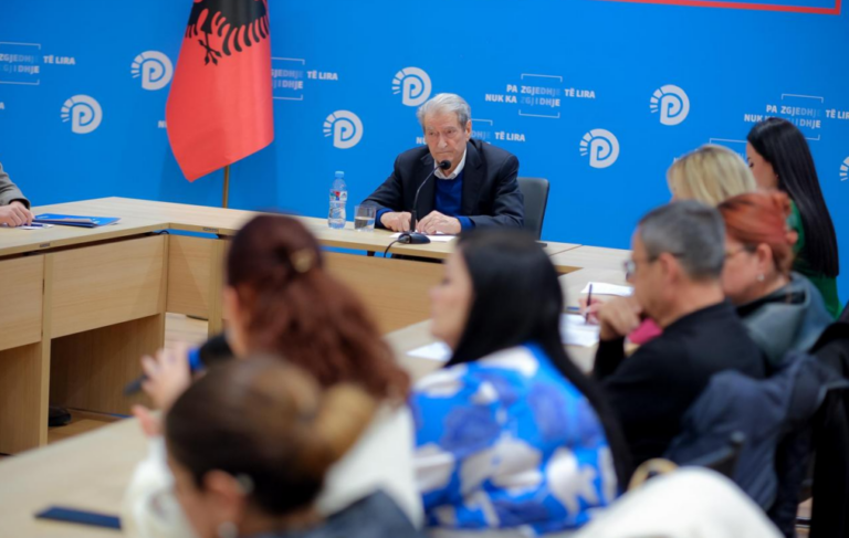 Berisha me pedagogët: Studentët 200 euro çdo muaj. Do heqim mesataren për pranimin në universitete