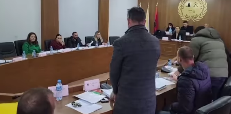 Bulqizë/ Opozita hedh në tokë projekvendimet