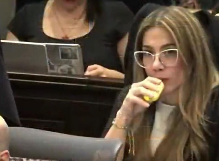 Deputetja kapet me cigare në Parlament, teksa flitej për sistemin shëndetësor
