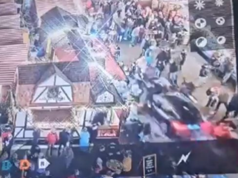 E frikshme, një makinë përplas një turmë me njerëz në tregun e Krishtlindjeve. Tre te vdekur dhe dhjetra të plagosur