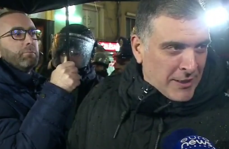 Blushi: Policia të mos provokojë, ndryshe ka përplasje. Korreshi: Edhe breshër të bjerë ne jemi këtu