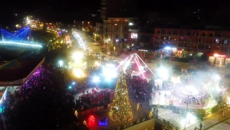 Rama: Dhjetori në Fier, në sheshin qendror u ndezën dritat e festave