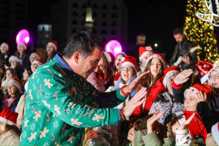 VIDEO/ Veliaj dhe fëmijët ndezin dritat e festës: Krenohem me Tiranën, çdo vit me një titull ndërkombëtar