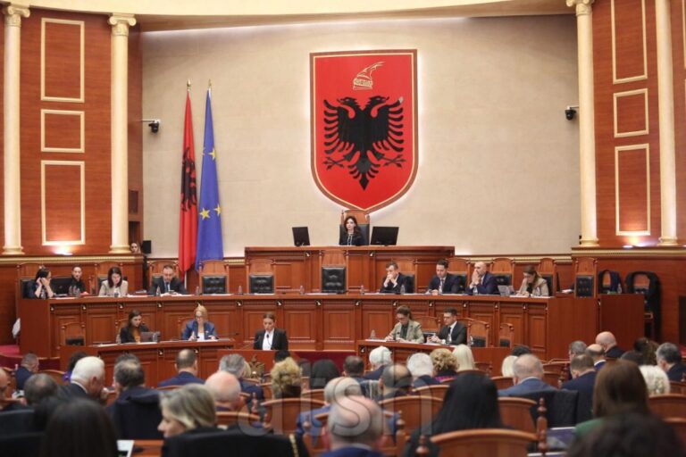 Pas diskutimeve mbahet një minutë heshtje për Arben Tafajn në Kuvend, Spiropali: Jo politikë me të vdekurit
