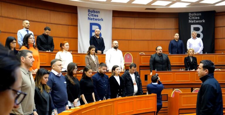 Vendimi i Këshillit Bashkiak, teatri tek parku i Liqenit të Tiranës merr emrin e Mirush Kabashit