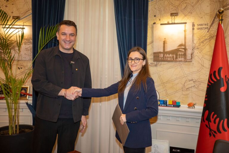 Pesë qytetarë betohen për shtetësinë shqiptare, Veliaj: Krenar që i bashkohen energjisë së jashtëzakonshme të Tiranës