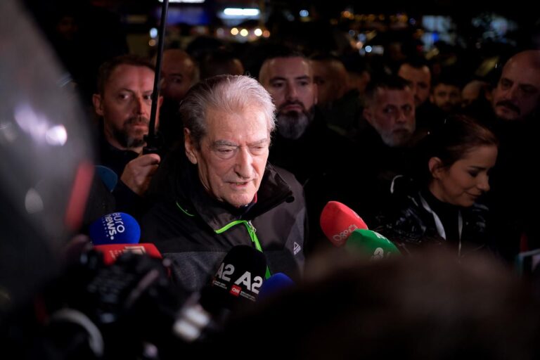 Berisha në protestë: Dimër i ashpër për argatin në Tiranë. Tërhiqemi kur të votohet qeveria teknike
